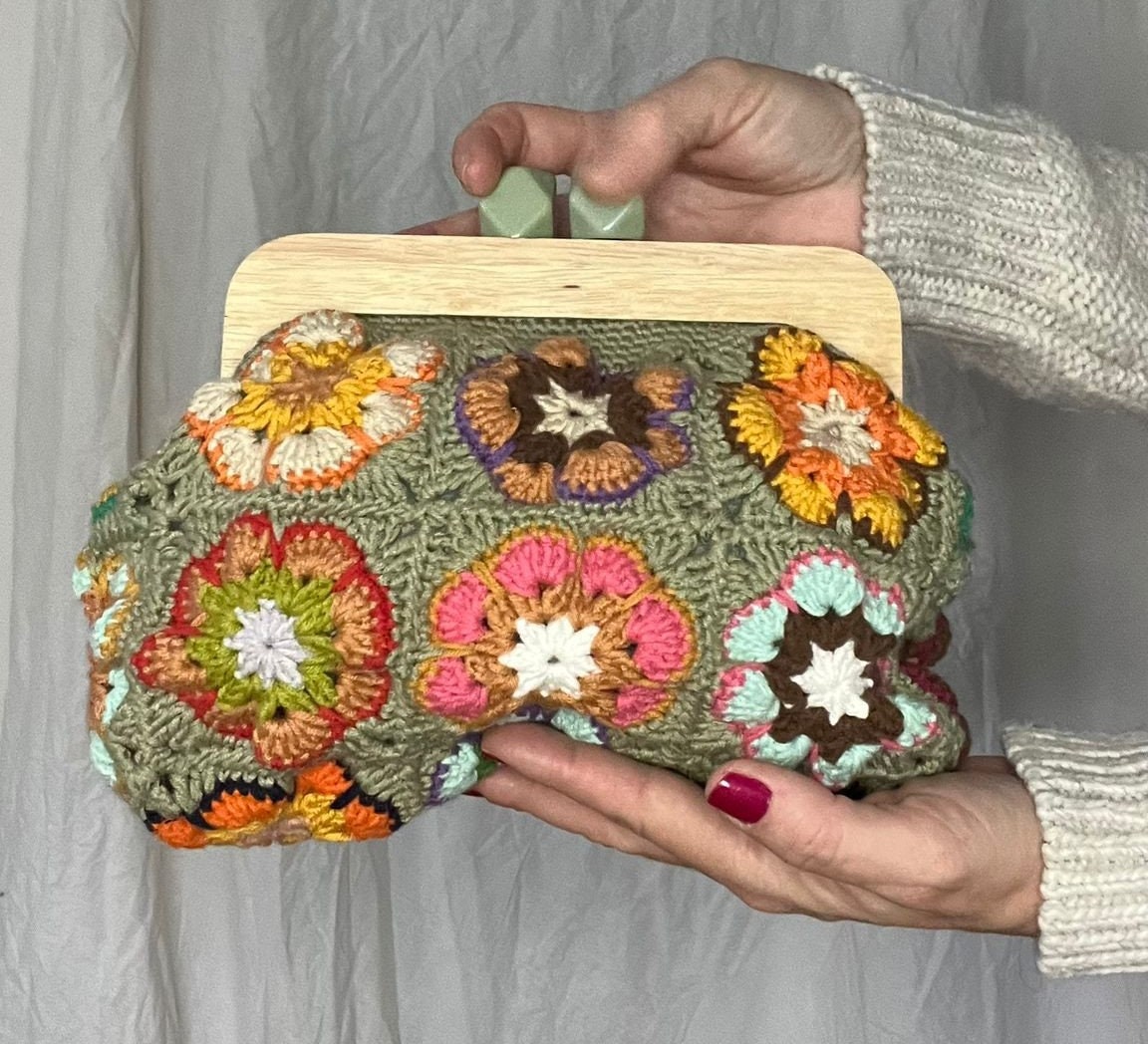 crochet green vintage grannysquare clutch with wooden clasp, crochet purse kiss lock