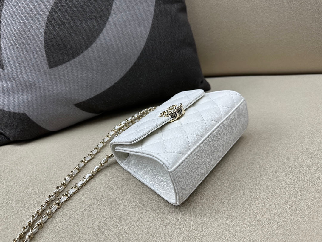 CC Clutch With Chain Caviar White 12 × 15 × 6 cm