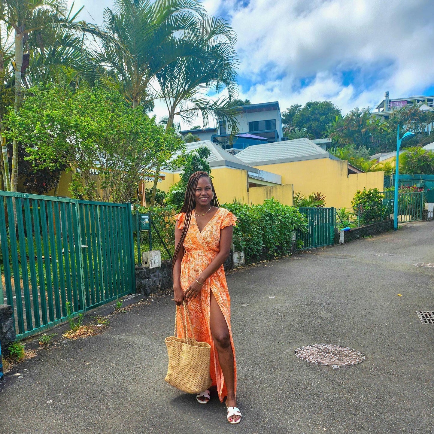 Handmade natural raffia tote bag – Lightweight raffia bag for women – Beach bag, travel bag, vacation bag, summer bag – Handicrafts from Madagascar
