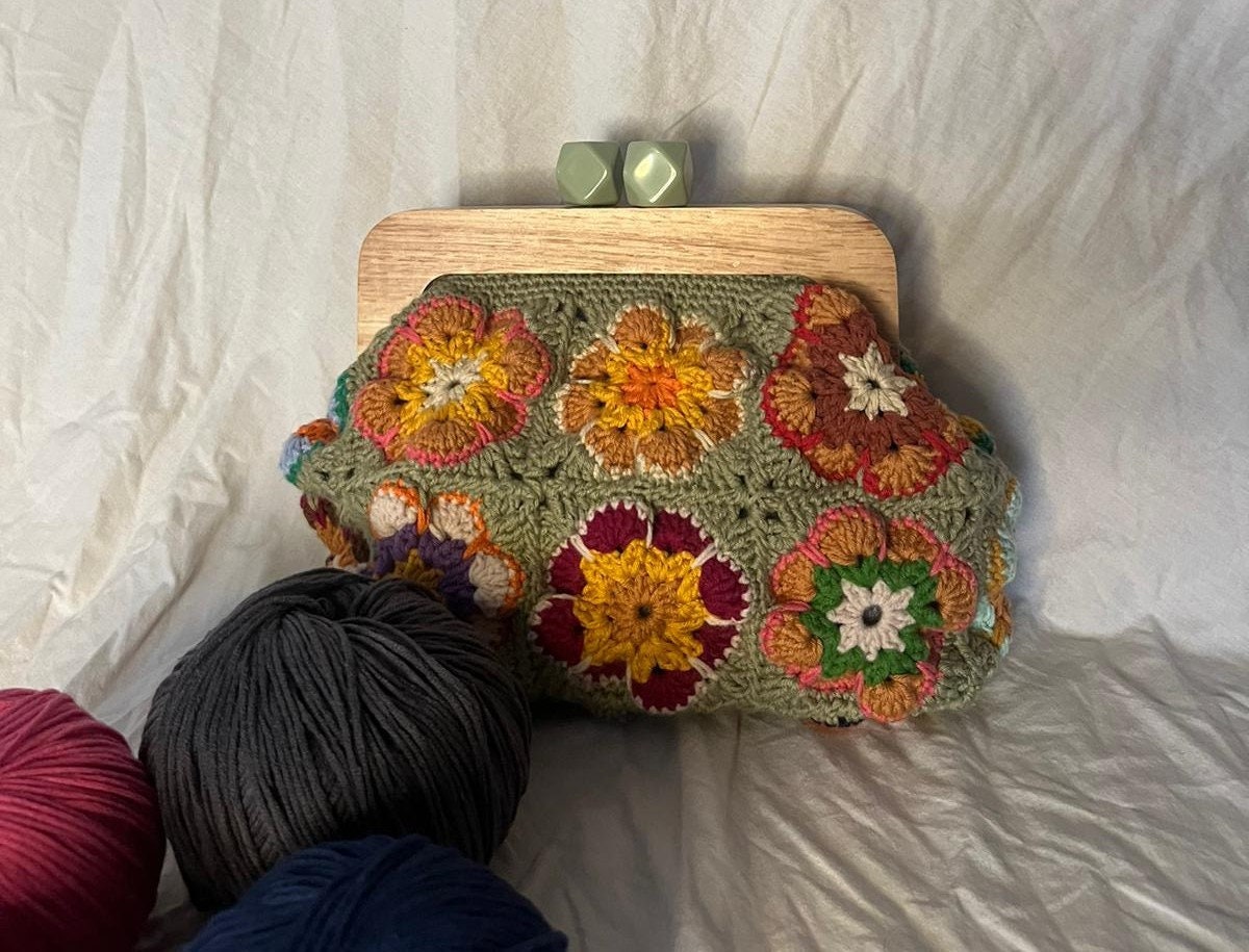 crochet green vintage grannysquare clutch with wooden clasp, crochet purse kiss lock