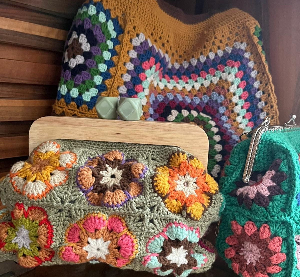 crochet green vintage grannysquare clutch with wooden clasp, crochet purse kiss lock