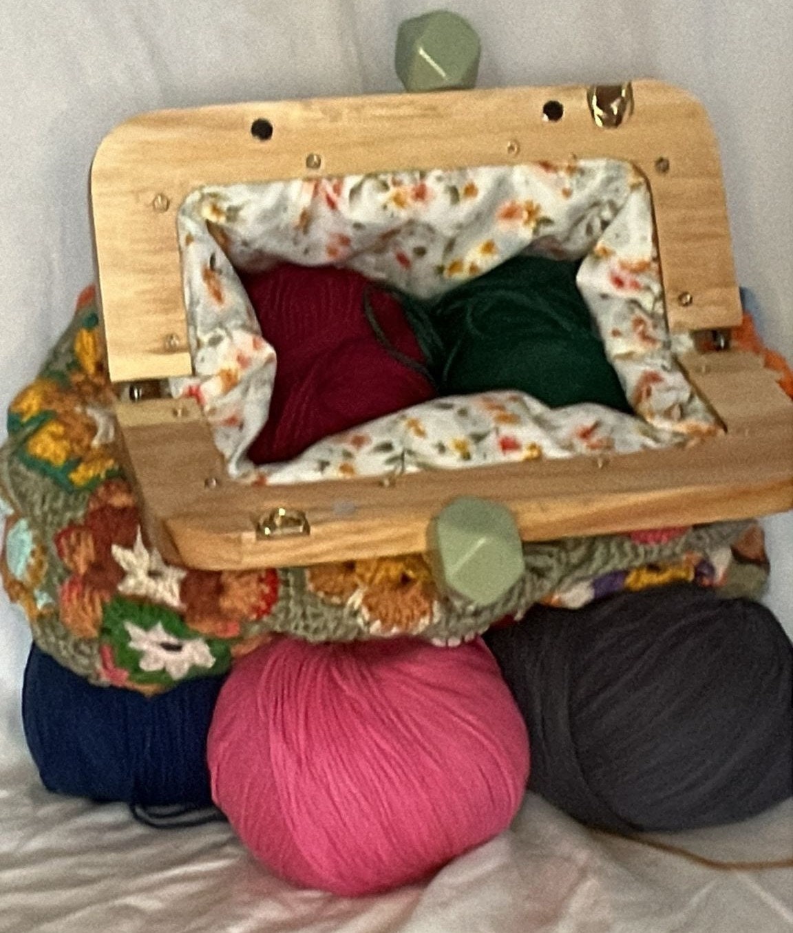crochet green vintage grannysquare clutch with wooden clasp, crochet purse kiss lock