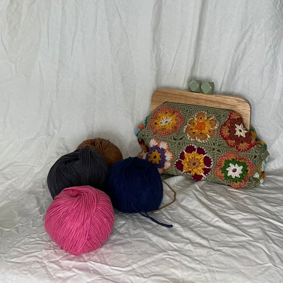 crochet green vintage grannysquare clutch with wooden clasp, crochet purse kiss lock