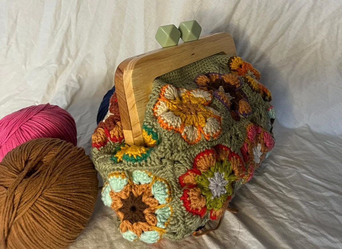 crochet green vintage grannysquare clutch with wooden clasp, crochet purse kiss lock
