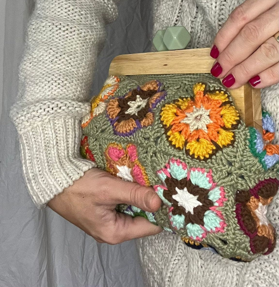 crochet green vintage grannysquare clutch with wooden clasp, crochet purse kiss lock