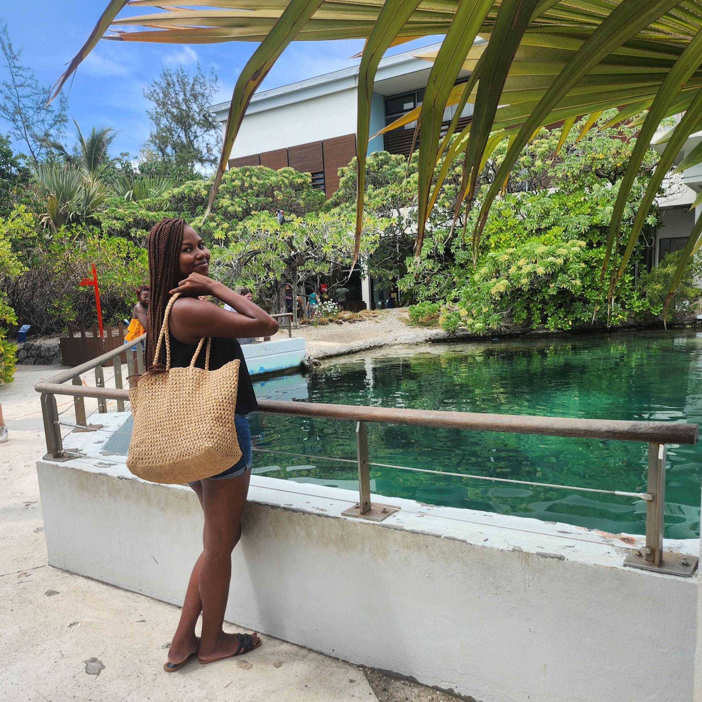 Handmade natural raffia tote bag – Lightweight raffia bag for women – Beach bag, travel bag, vacation bag, summer bag – Handicrafts from Madagascar