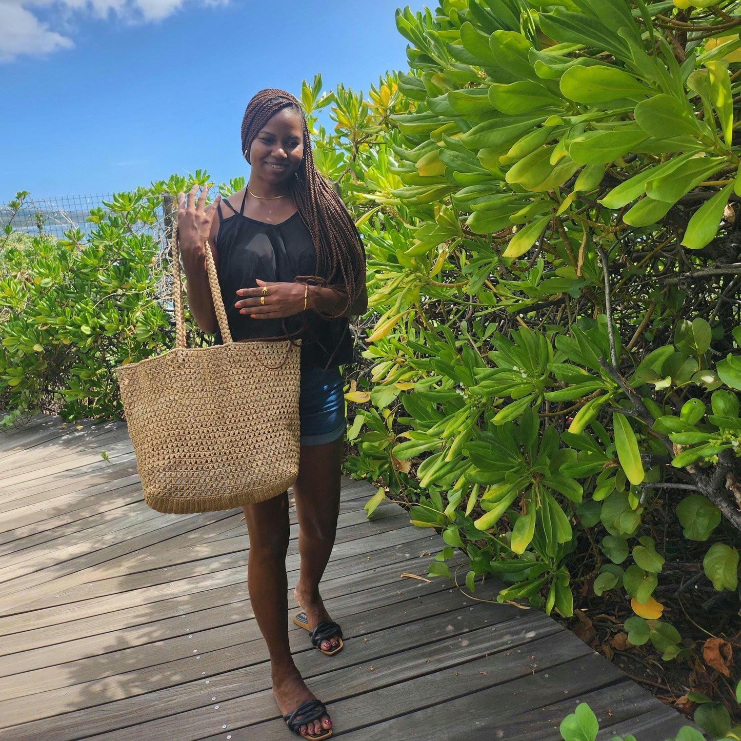 Handmade natural raffia tote bag – Lightweight raffia bag for women – Beach bag, travel bag, vacation bag, summer bag – Handicrafts from Madagascar