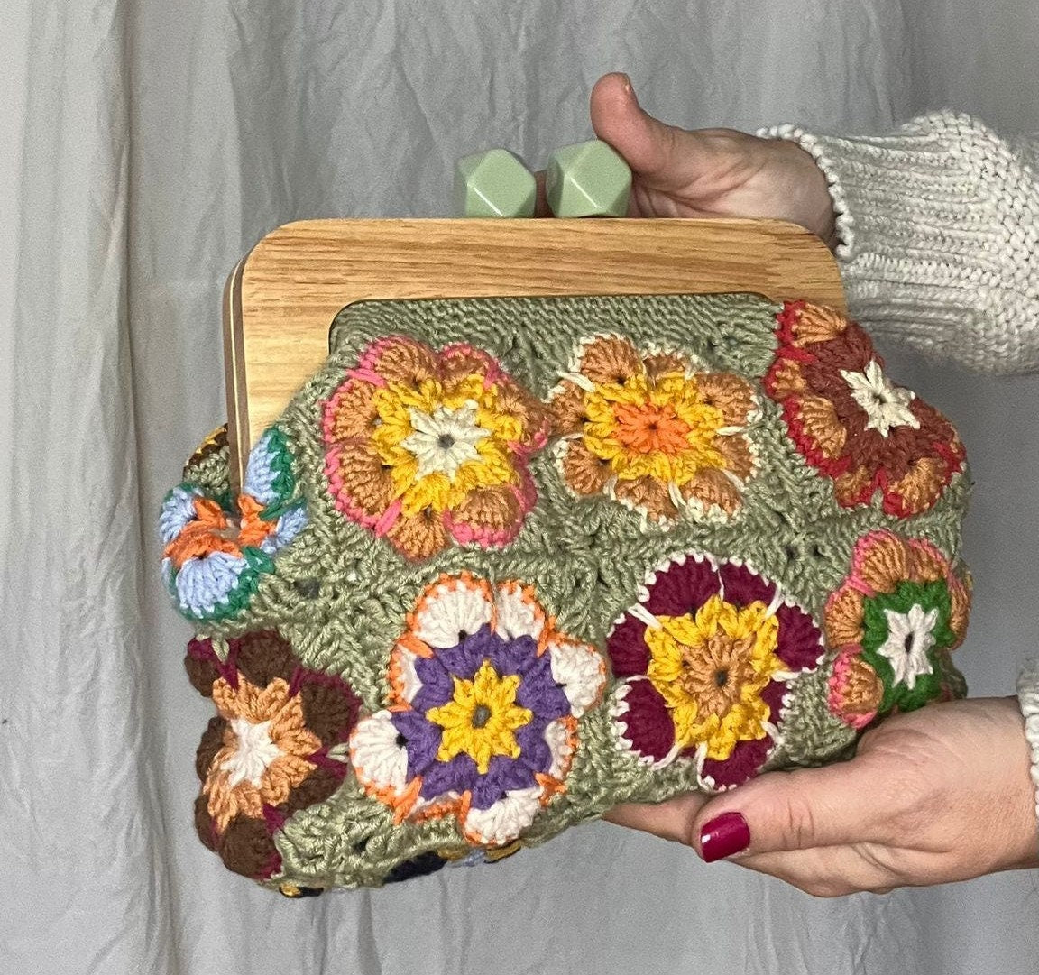 crochet green vintage grannysquare clutch with wooden clasp, crochet purse kiss lock