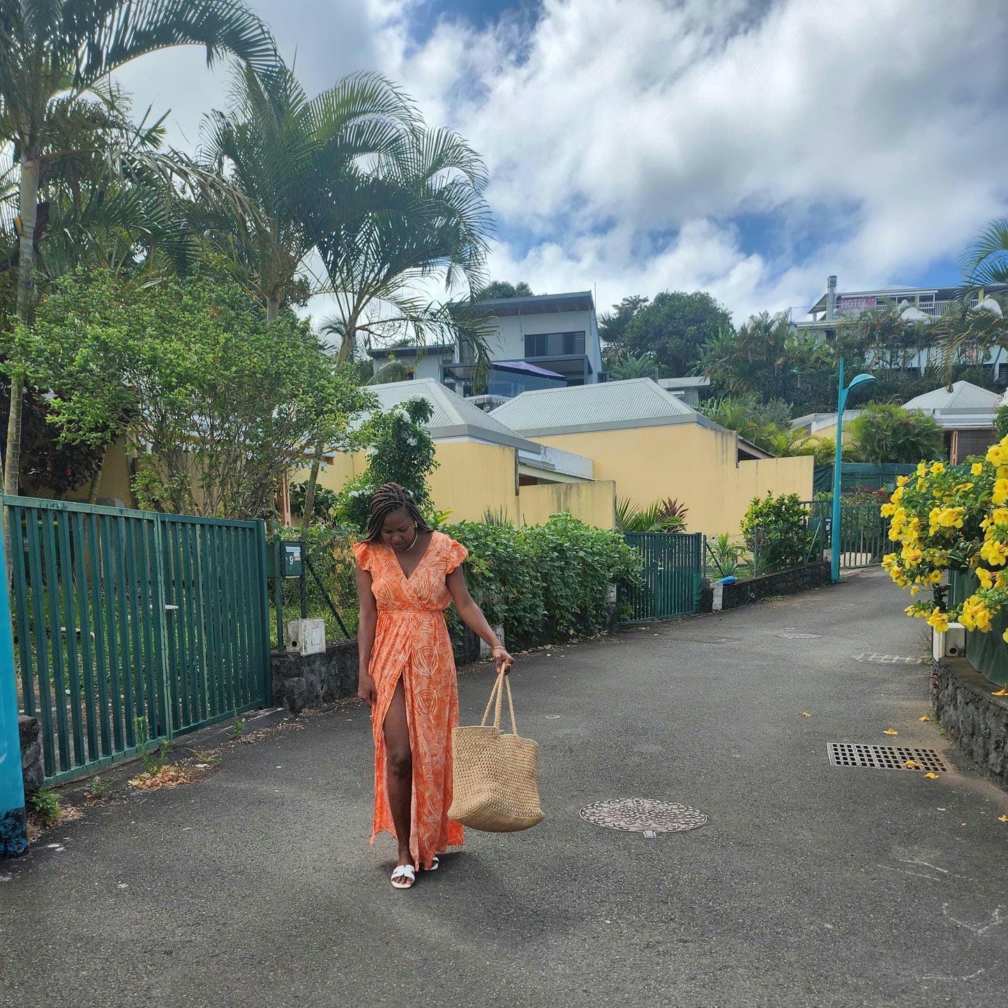Handmade natural raffia tote bag – Lightweight raffia bag for women – Beach bag, travel bag, vacation bag, summer bag – Handicrafts from Madagascar